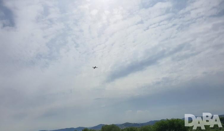 사진= 지난 25일 3훈비 소속 훈련비행기가 진주방향을 향해 이륙하고 있다.