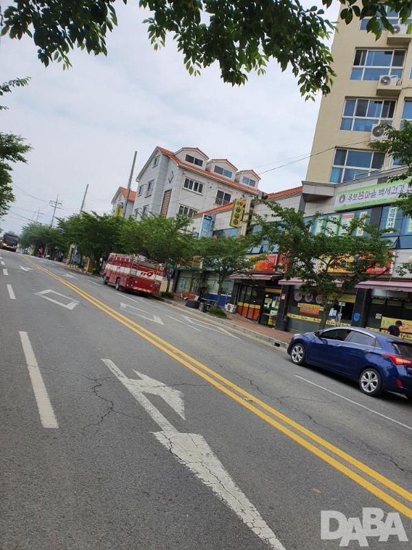 사진= 가짜 119소방차가 사천읍 선인리 일대의 도로에 버젓이 정차하고 있다.  