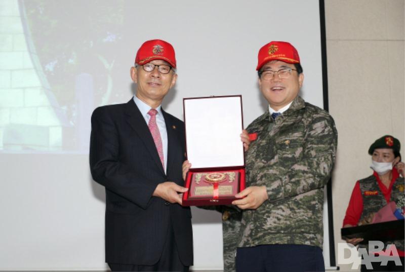 사진= 허성무 창원시장이 해병대전우회 총재로부터 해병대전우회 명예회원 위촉장을 수여 받고 있다