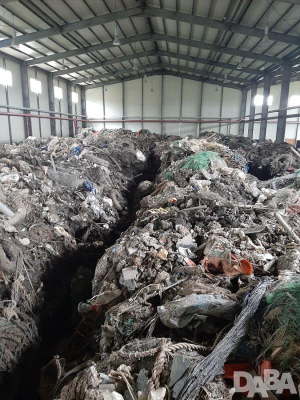 사진= 경남 사천의 한 공장 내부에 누군가 몰래 해양쓰레기를 수백톤 버리고 달아났다