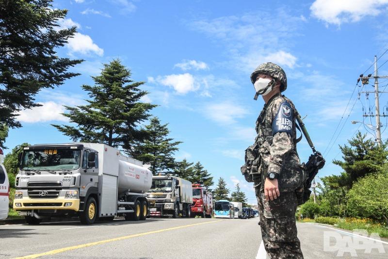 사진= 3훈비 군사경찰대대 소속 장병이 남지 비상활주로 출동 작전차량들을 통제하고 있다