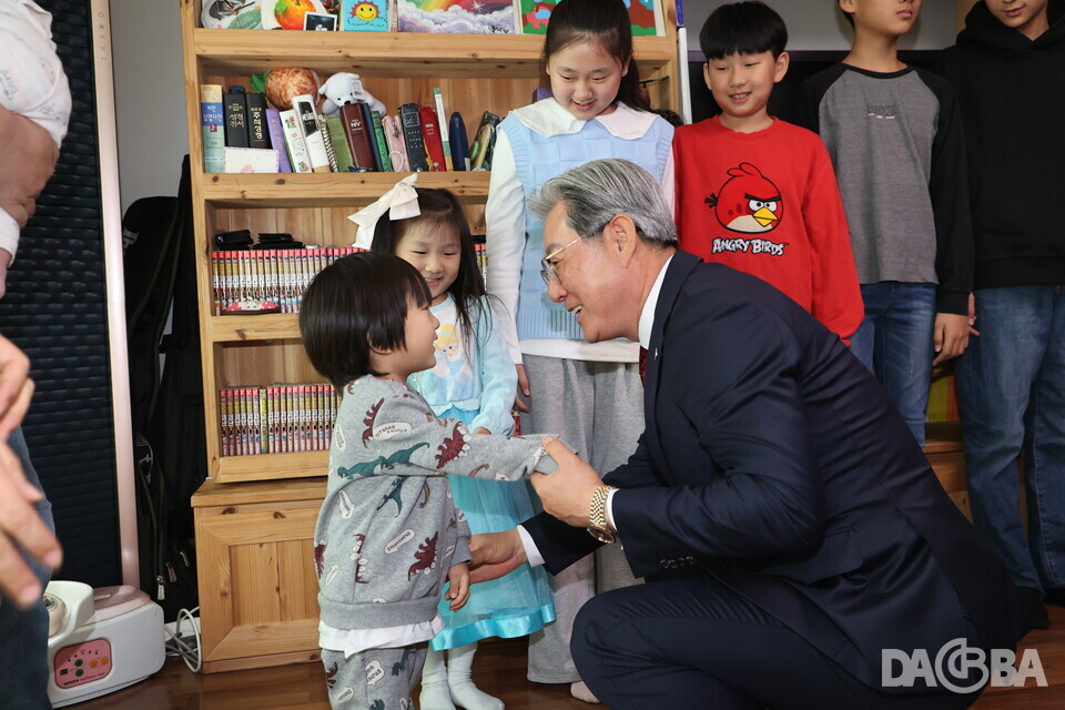 ▲지난 5일 박성용·이계정 10남매 다둥이 가정을 방문한 오태완 군수.(의령군 제공)