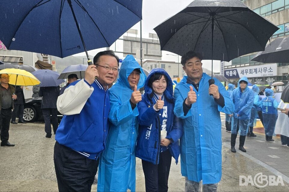 ▲(왼쪽)김부겸 공동상임선대위원장이 하동지역 지원유세에 나섰다.