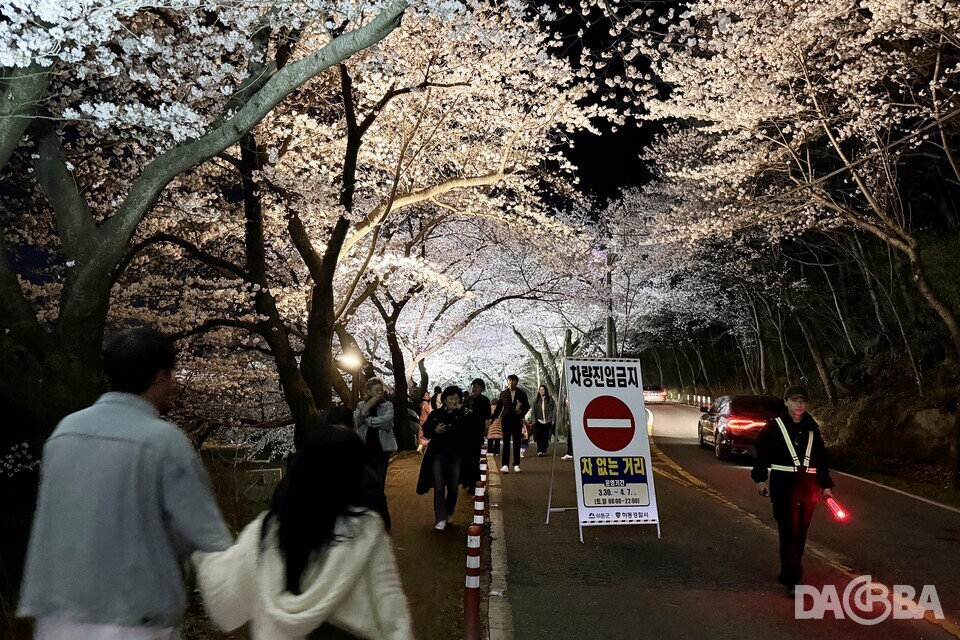 ▲차량 진입을 통제하는 하동군.(하동군 제공)