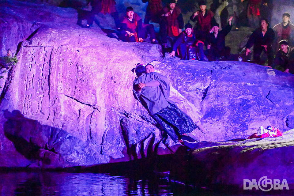 ▲의암 수상특설무대에서 펼쳐진 의기논개 공연.(진주시 제공)