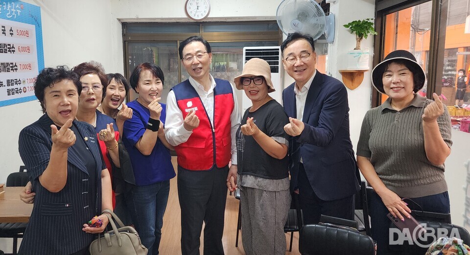 ▲추석 민심과 물가 동향을 파악하기 위해 지역구를 방문한 (가운데)서천호 의원.