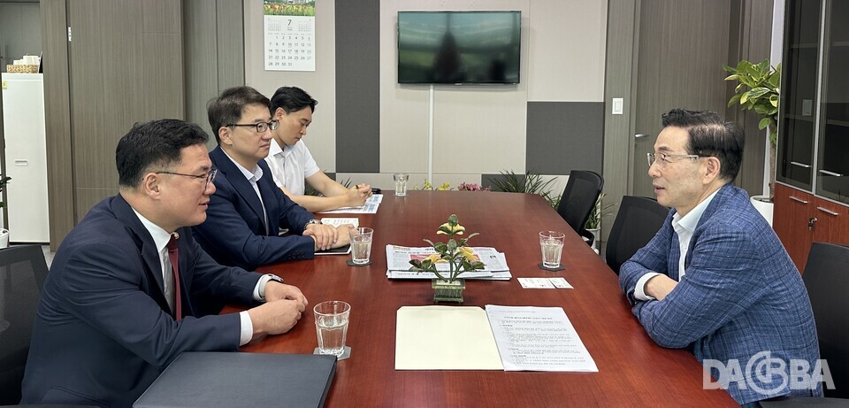 ▲백원국 차관을 만나 지역 현안사업을 논의하는 서천호 의원.