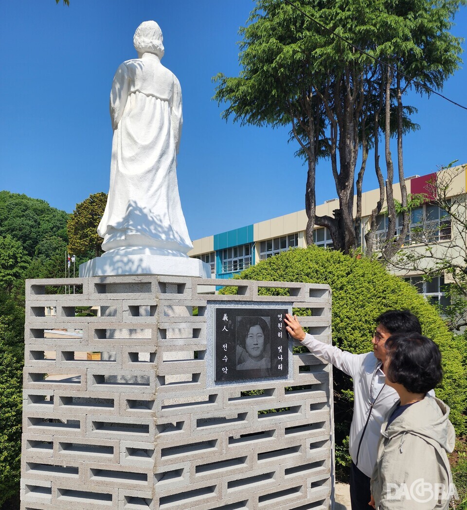 ▲고 전수악 여사 추모비.(의령군 제공)