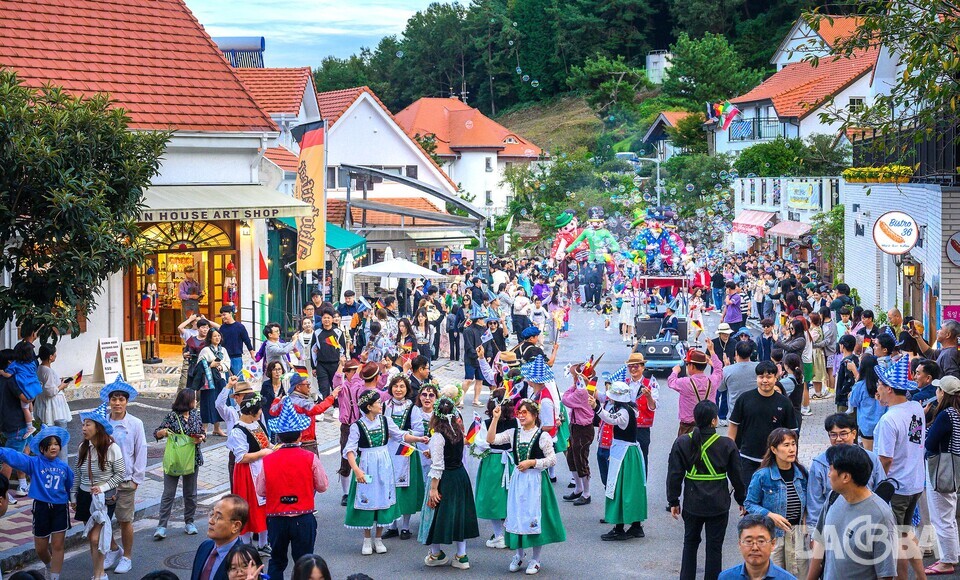 ▲8만 1000여 명이 다녀간 제12회 독일마을 맥주축제.(남해군 제공)