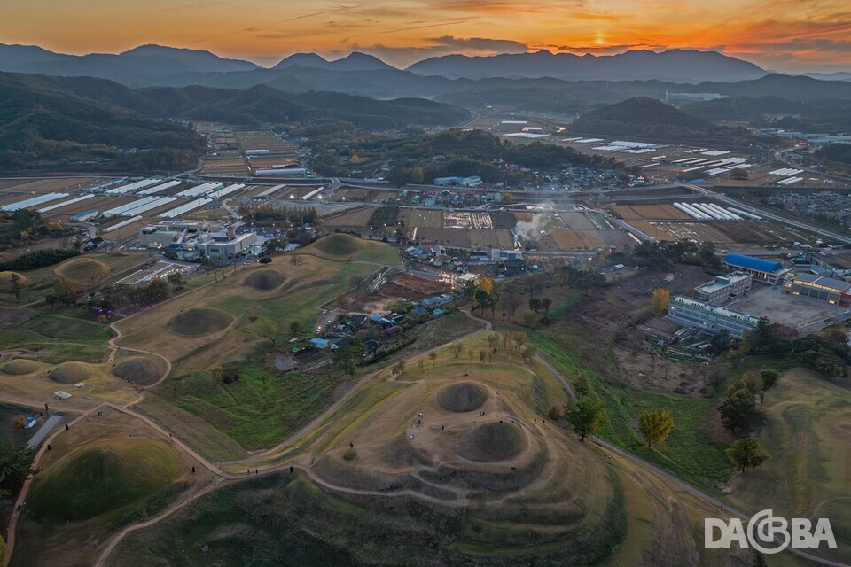 ▲노을진 함안 말이산고분군.(함안군 제공)