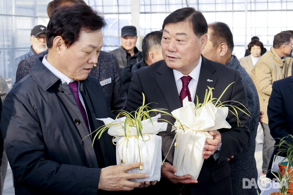 ▲2023년, 춘란 재배현장을 방문한 (왼쪽)박완수 도지사와 김윤철 군수.(합천군 제공)