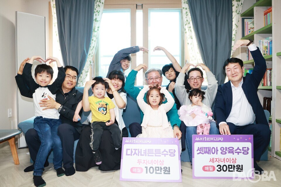 ▲지난달 16일, 전입 8인 가구를 방문한 오태완 군수.(의령군 제공)