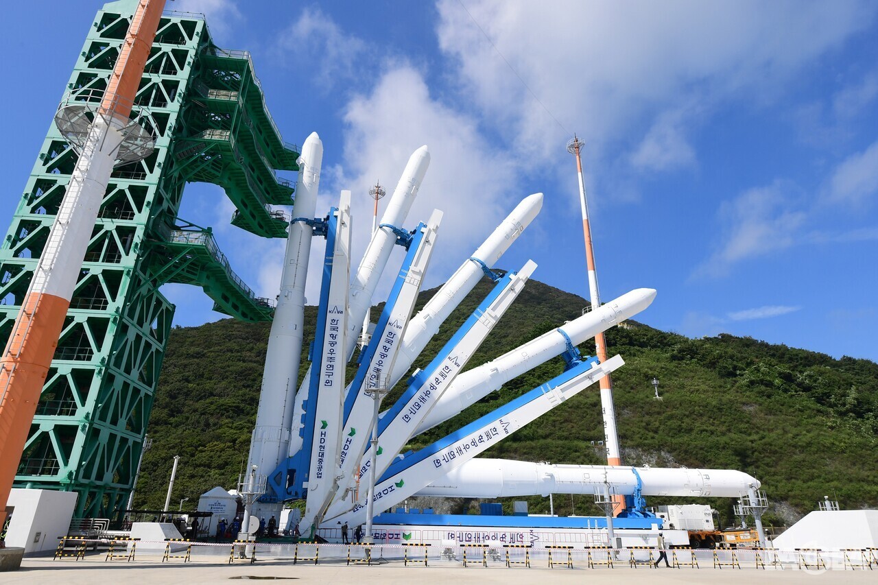 ▲오는 11월 4차 발사를 앞둔 누리호 발사체가 기립했다.(우주항공청 제공)