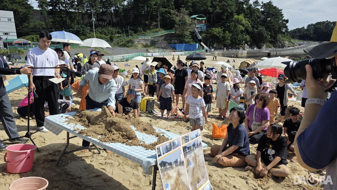 ▲모래조각 시연.(사천시가족센터 제공)