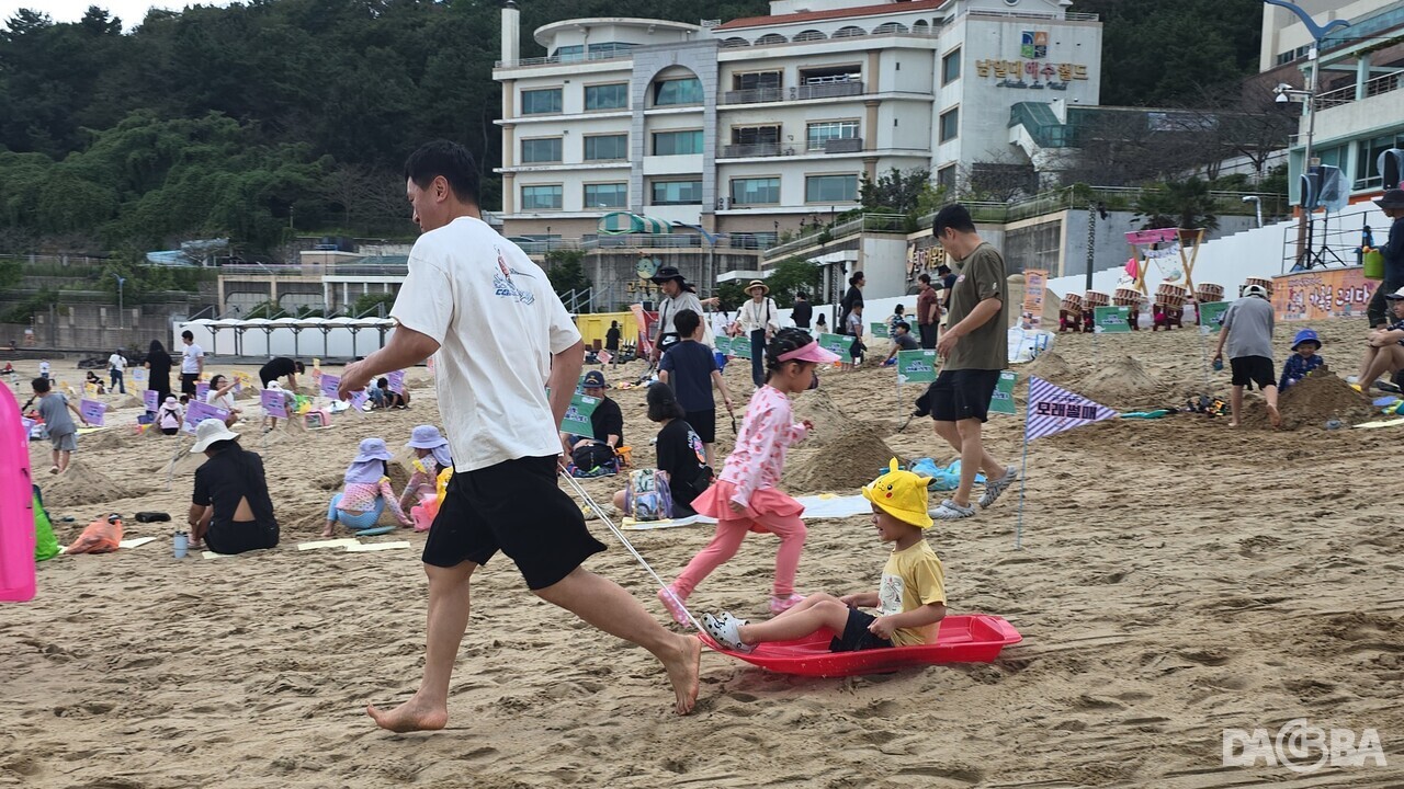 ▲모래 썰매.(사천시가족센터 제공)