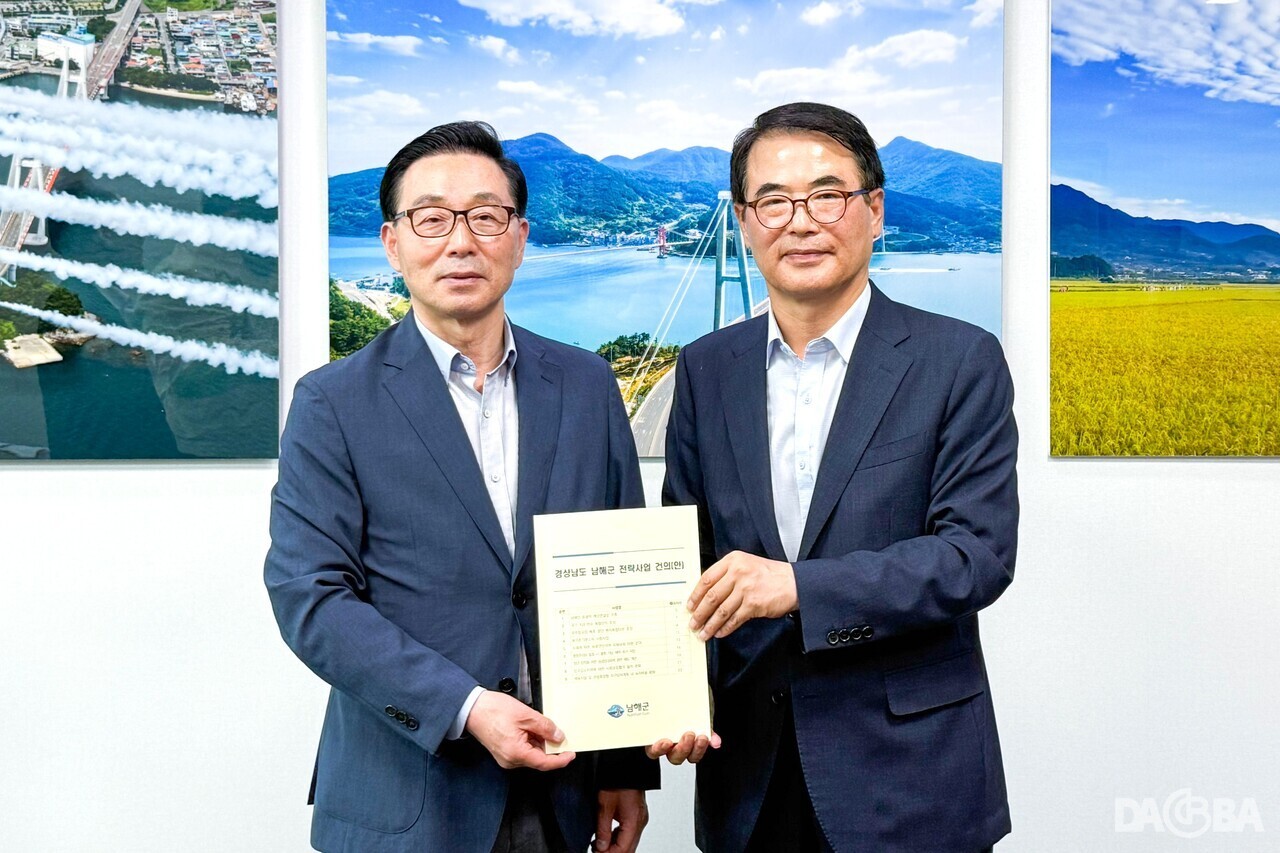 ▲(왼쪽)서천호 국회의원과 장충남 군수.(남해군 제공)