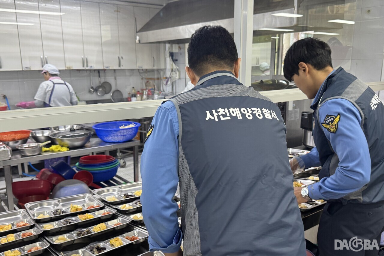 ▲사랑방 봉사단 배식 봉사활동.(사천해경 제공)