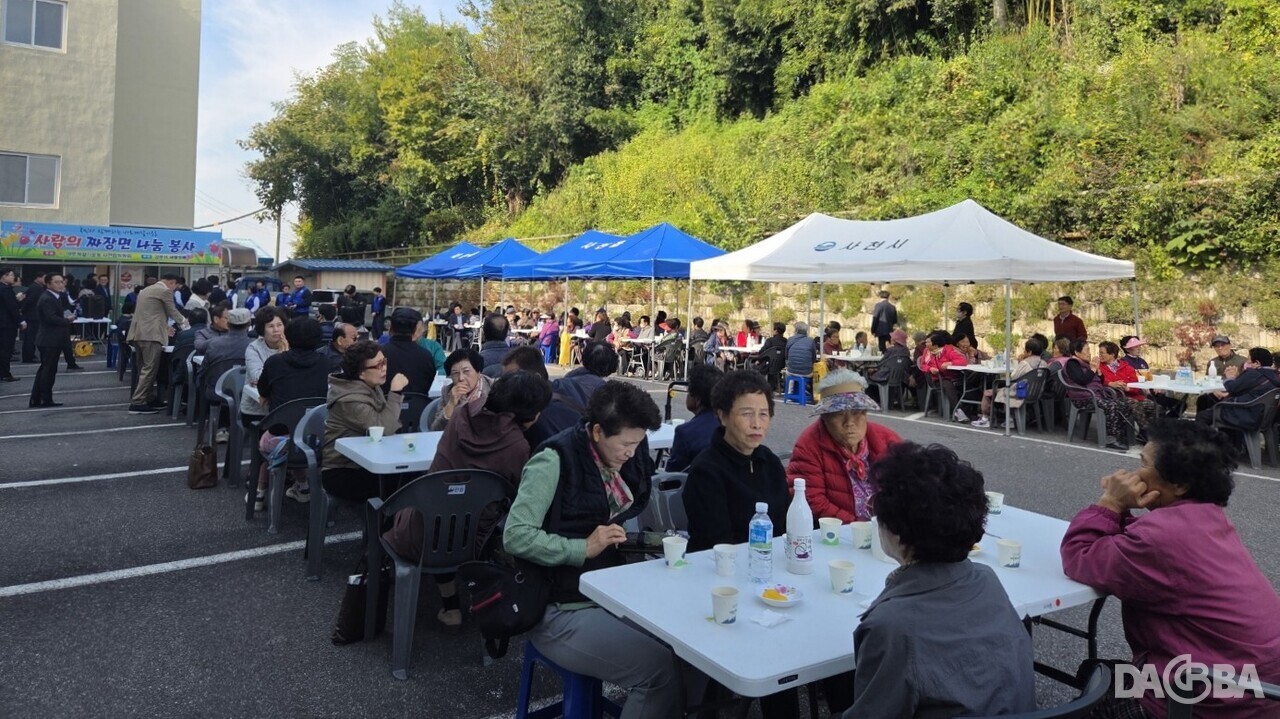 ▲바르게살기운동 사천읍위원회 짜장면 나눔.(사천시 제공)