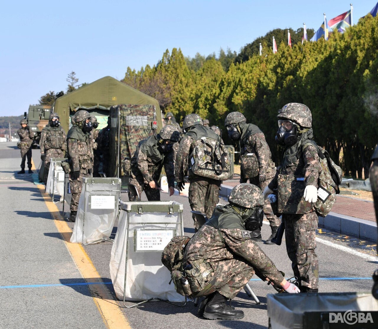 ▲제독 절차를 시행하는 제독요원들.(3훈비 제공)