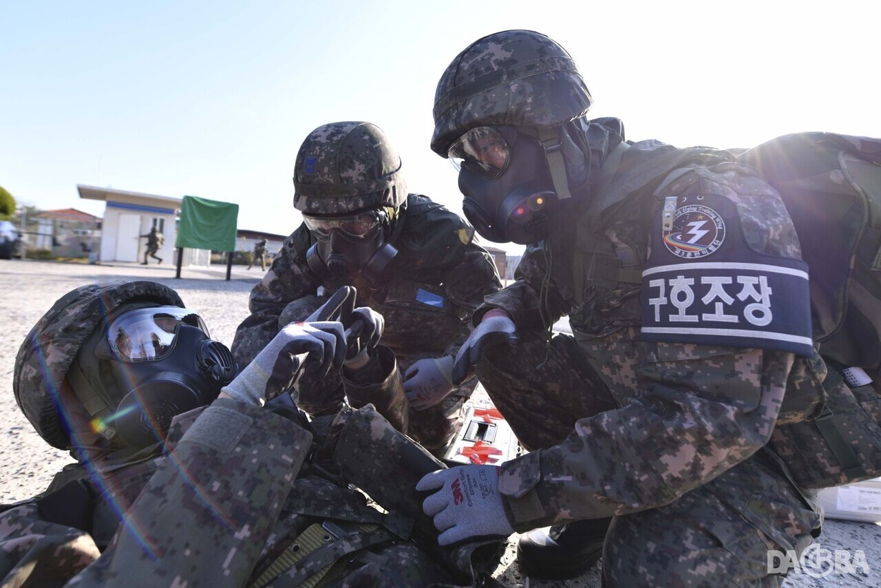 ▲환자의 상태를 점검하는 구호조.(3훈비 제공)