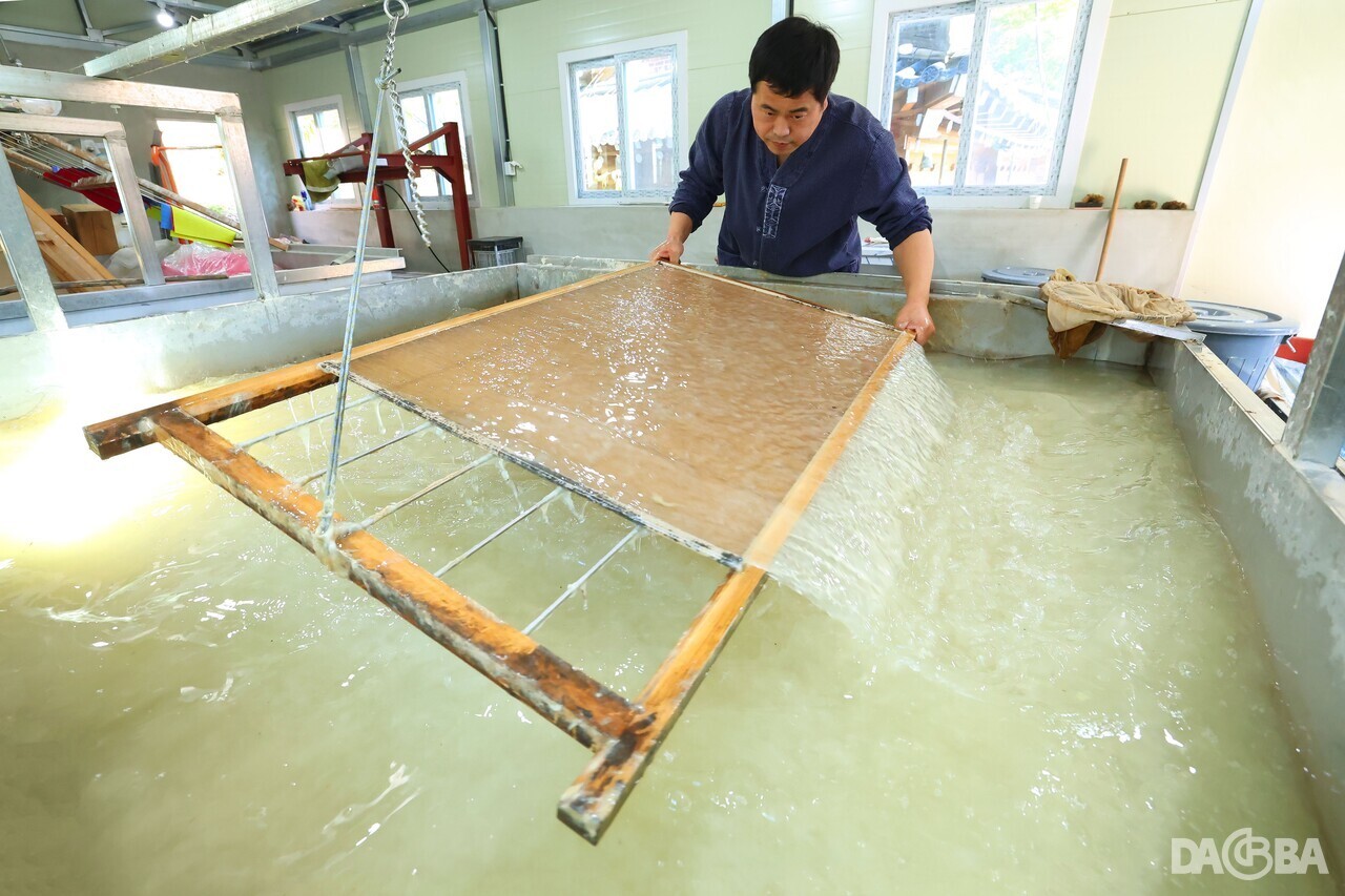 ▲2025 무형유산 한지장 공개행사.(함양군 제공)