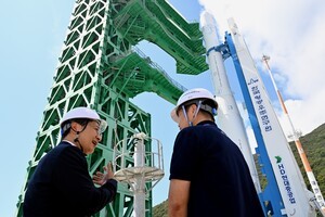 ‘4차 발사’ 앞둔 누리호, 발사대에 우뚝